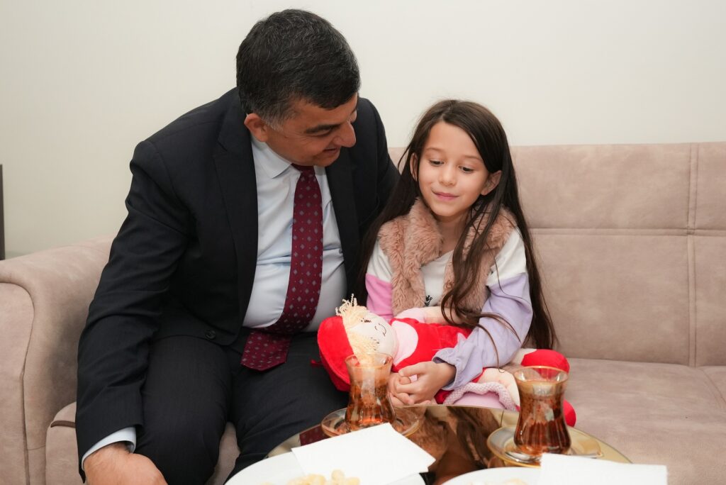 BAŞKAN FADILOĞLU, YETİM AİLELERİN SORUNLARINA ORTAK OLUYOR