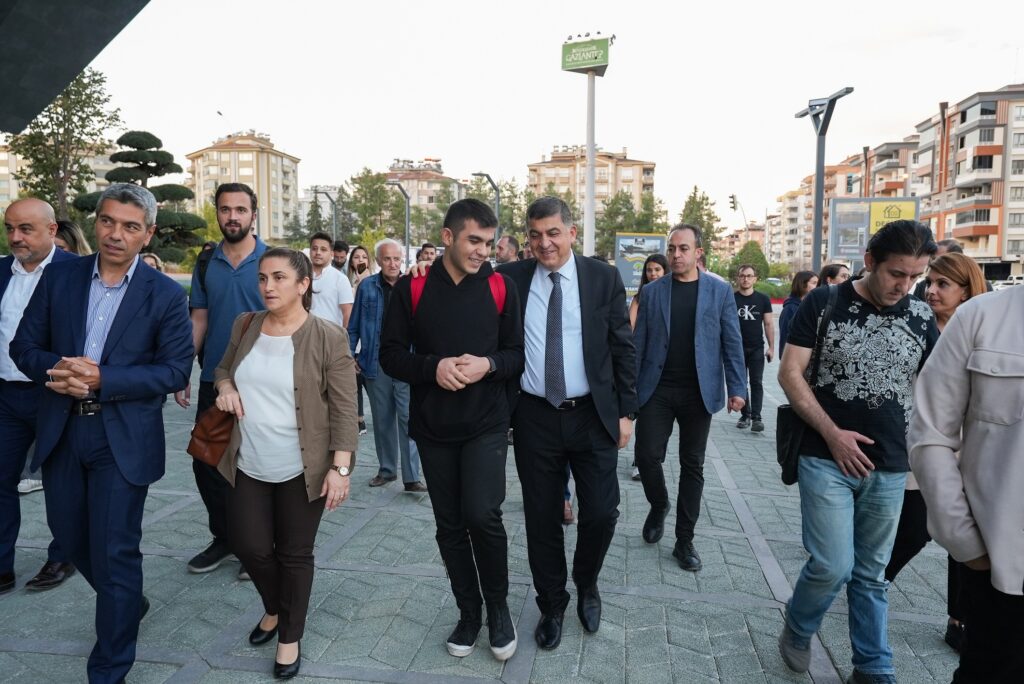 MİMARLAR VE MİMAR ADAYLARI, D.T. ŞEHİTKAMİL SAHNESİNİ GEZDİ