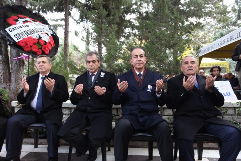 MERİNOS ONURSAL BAŞKANI MERHUM MEHMET ERDEMOĞLU  MEZARI BAŞINDA KUR’AN-I KERİM OKUNURAK ANILDI