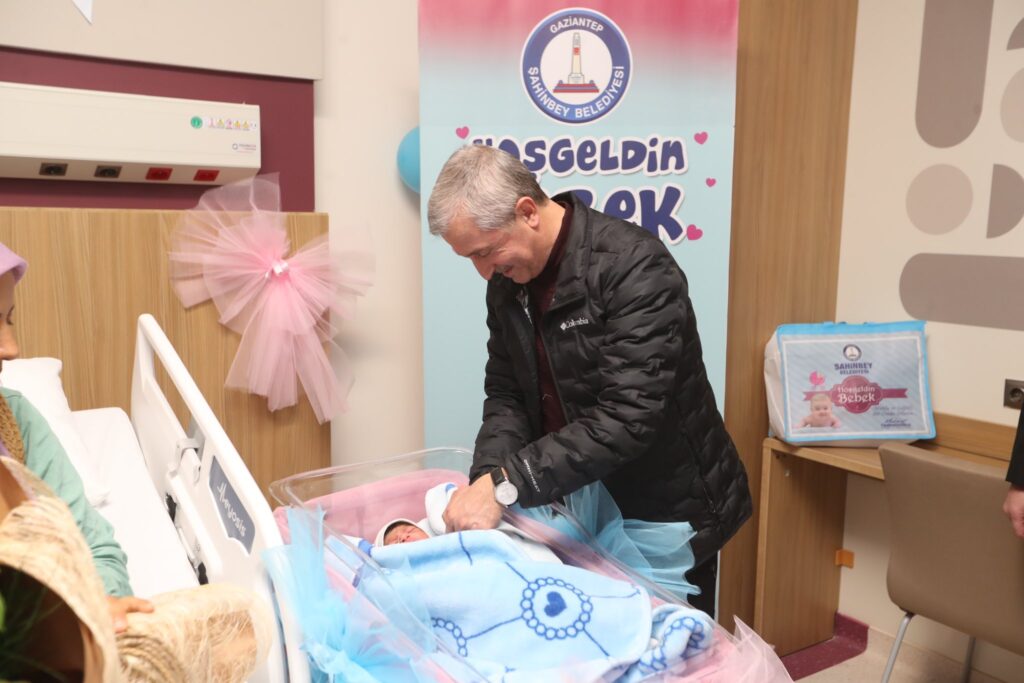 BAŞKAN TAHMAZOĞLU YILIN İLK BEBEĞİNİ ZİYARET ETTİ