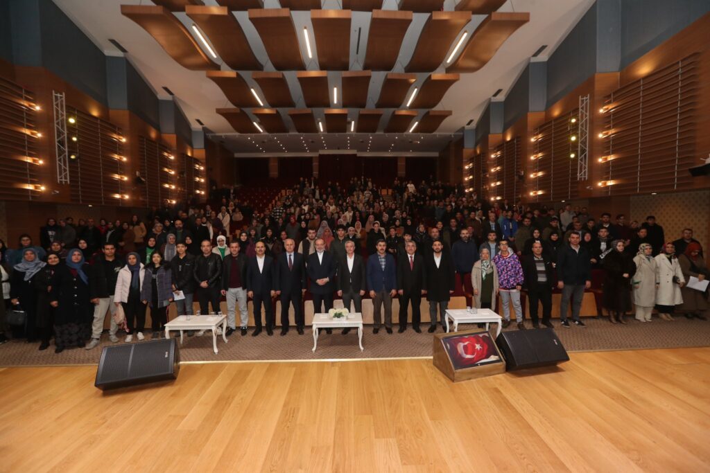 ŞAHİNBEY BELEDİYESİ UMREYE GÖNDERECEĞİ ÖĞRENCİLERİ BİLGİLENDİRDİ