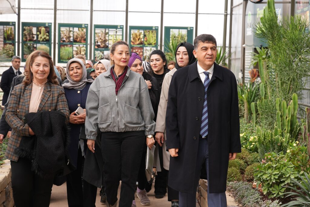 AK PARTİ KADIN VE GENÇLİK TEŞKİLATI, ŞEHİTKAMİL HİZMETLERİNİ GEZDİLER
