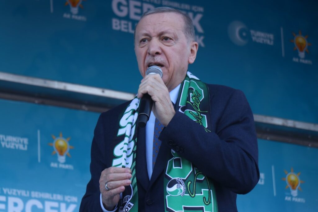 Cumhurbaşkanı Erdoğan: “Ülkenin ikinci büyük partisi işi gücü bırakmış, kendi içerisinde saç saça, baş başa kavga ediyor”