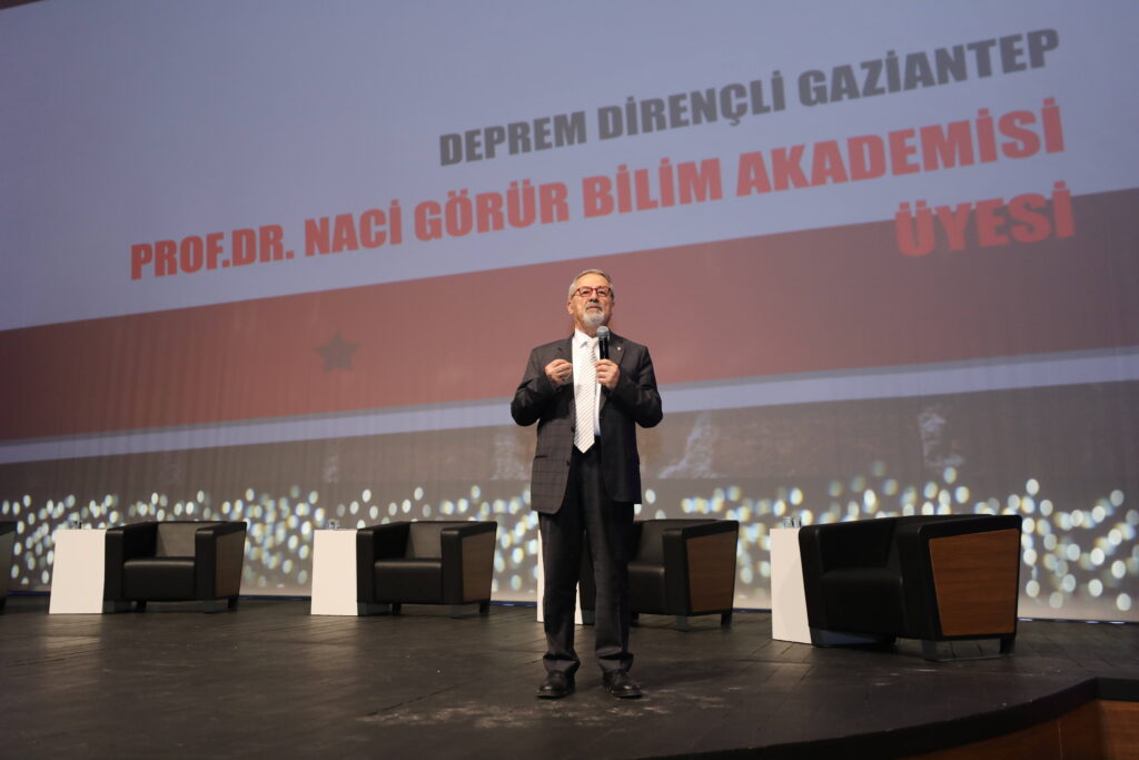 PROF. DR. NACİ GÖRÜR DEPREM BÖLGESİ ZİRVESİ’NDE ÖNEMLİ AÇIKLAMALARDA BULUNDU