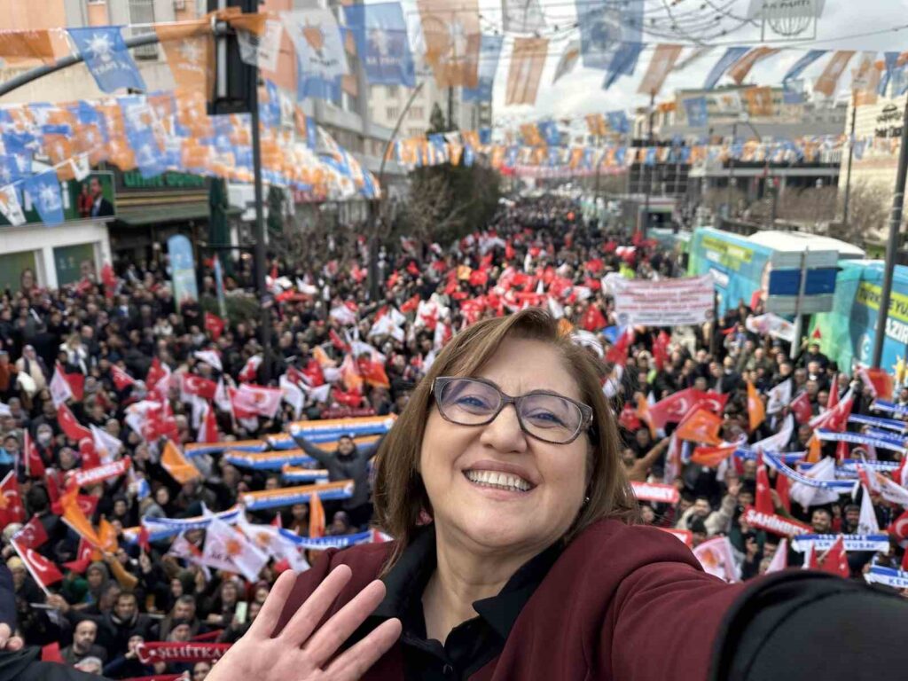 Şahin’den miting gibi seçim irtibat ofisi açılışı