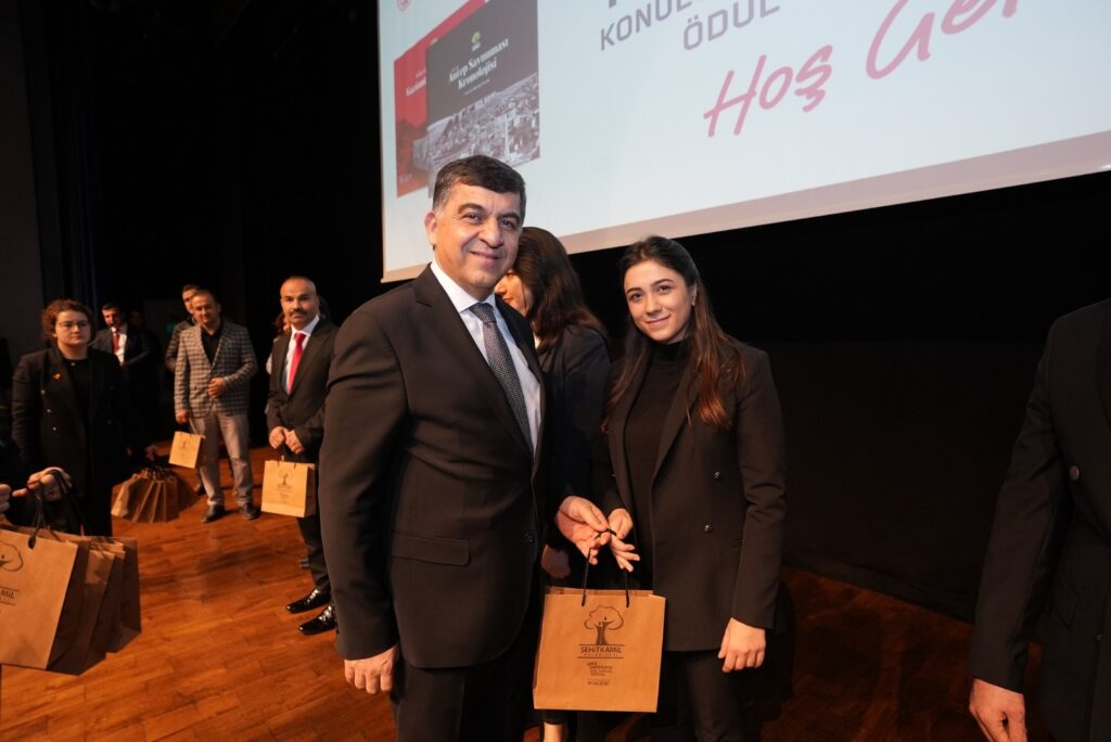 TARİHİNİ EN İYİ BİLEN ÖĞRENCİLER VE OKULLARI ÖDÜLLENDİRİLDİ