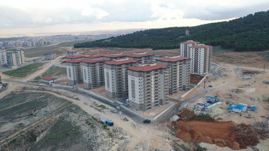BAKAN YERLİKAYA, ŞEHİTKAMİL POLİS LOJMANLARINI İNCELEDİ