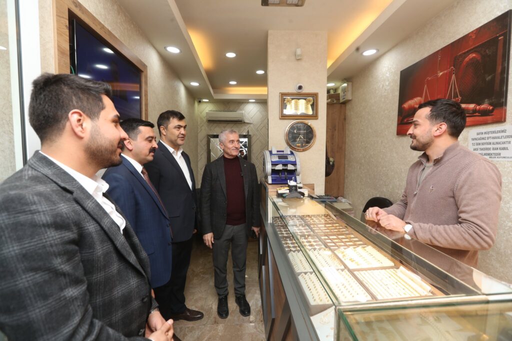 BAŞKAN TAHMAZOĞLU ESNAF VE VATANDAŞLARLA BİR ARAYA GELDİ