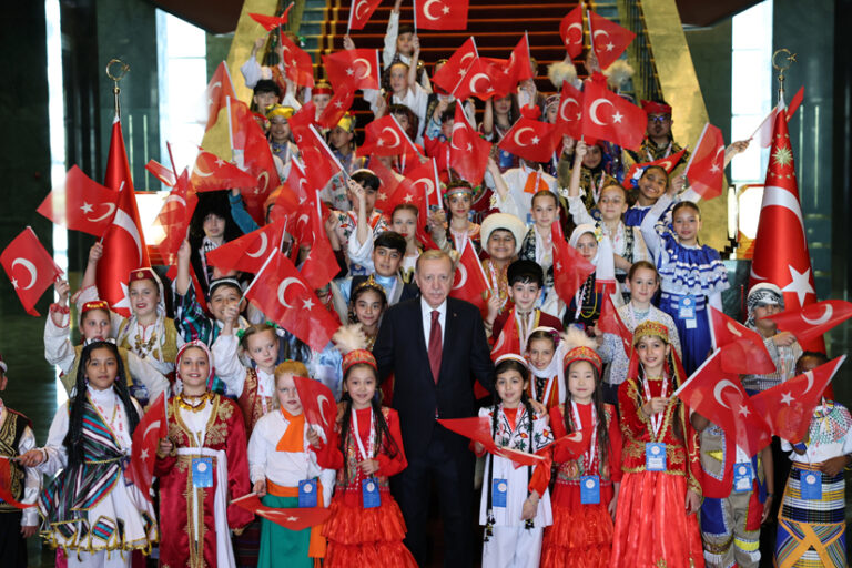 Cumhurbaşkanı Recep Tayyip Erdoğan, 23 Nisan Ulusal Egemenlik ve Çocuk Bayramı dolayısıyla Millî Eğitim Bakanı Yusuf Tekin ve beraberindeki çocukları Cumhurbaşkanlığı Külliyesinde kabul etti.