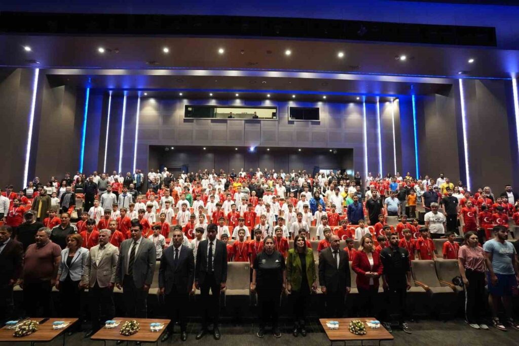 Yılmaz, başarılı öğrencileri ödüllendirdi