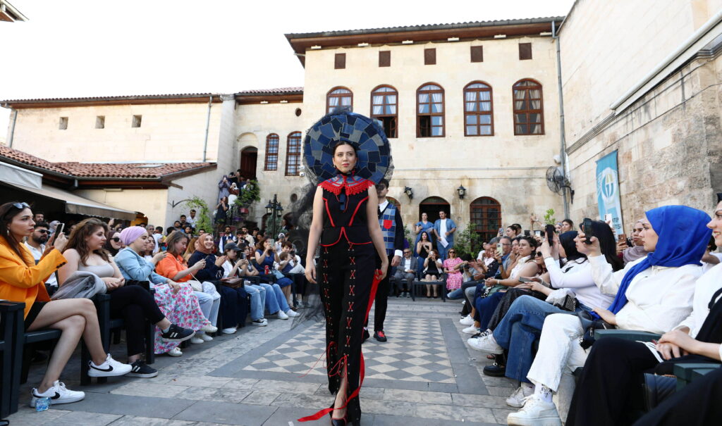 1. GÜZEL SANATLAR FAKÜLTESİ MODA VE TASARIM HAFTASI BAŞLADI