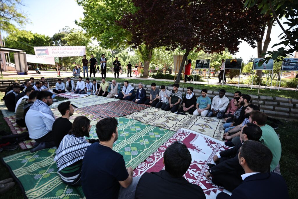 BAŞKAN TAHMAZOĞLU İSRAİL’İ PROTESTO EDEN ÜNİVERSİTE ÖĞRENCİLERİNE DESTEK VERDİ