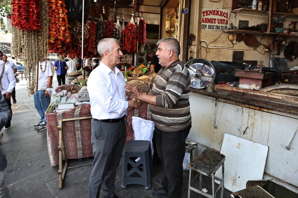 BAŞKAN TAHMAZOĞLU ESNAF VE VATANDAŞLARLA BİR ARAYA GELDİ