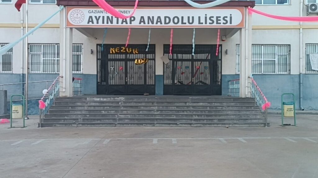 Okuldaki mezuniyet kutlamasında helyum gazlı balon patladı…