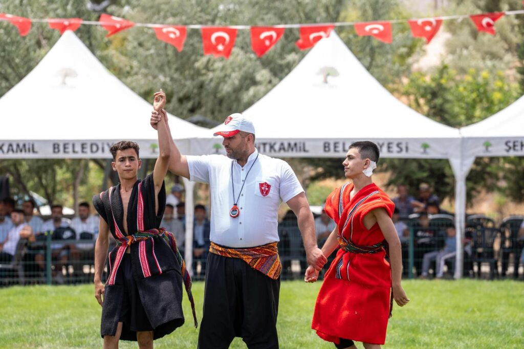 İBRAHİMŞEHİR GELENEKSEL AŞIRTMALI ABA GÜREŞİ ŞEHİTKAMİL BELEDİYESİ EV SAHİPLİĞİNDE BAŞLADI