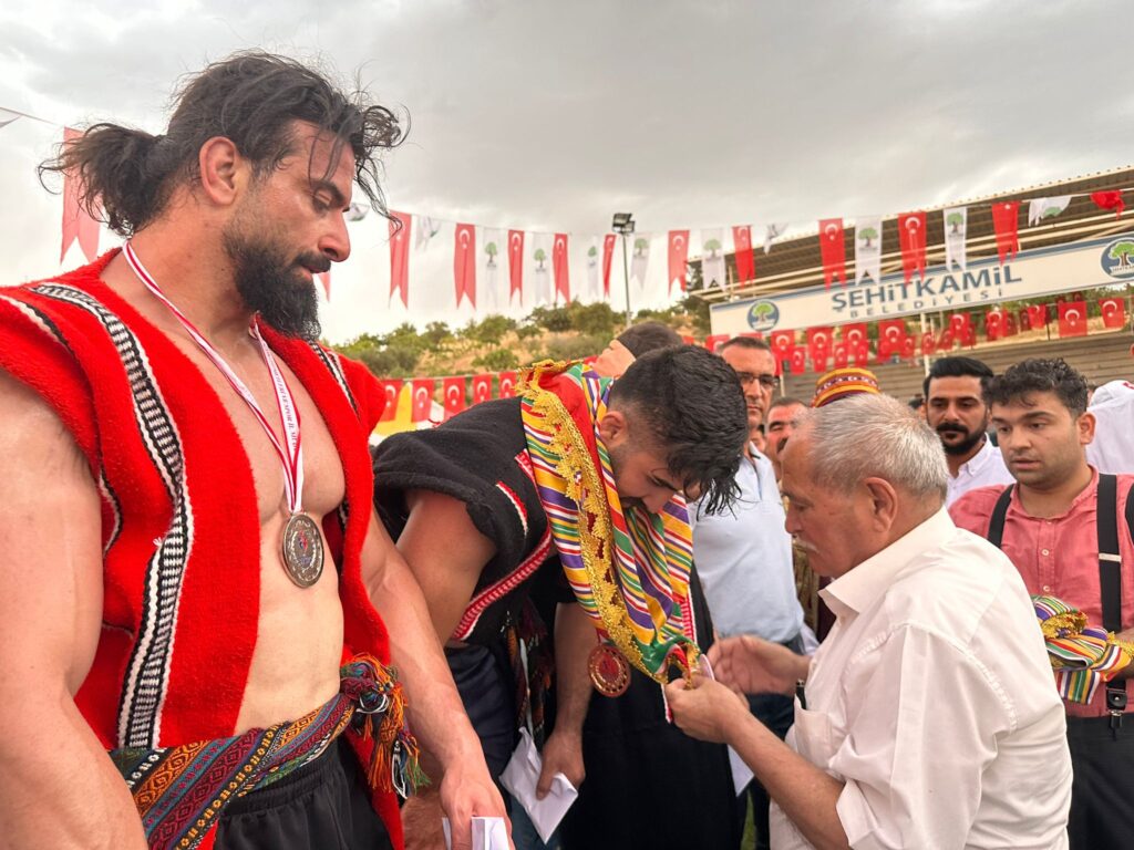 420 GÜREŞÇİ, ER MEYDANINDA TER DÖKTÜ