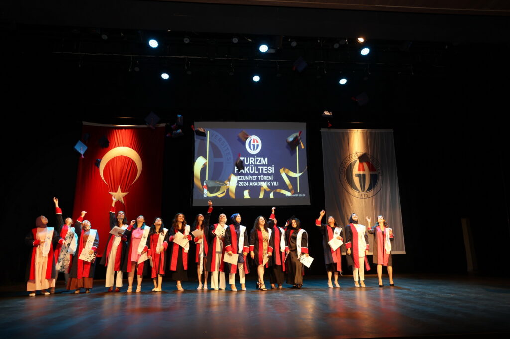 GAÜN TURİZM FAKÜLTESİ MEZUNLARI TÖRENLE UĞURLANDI