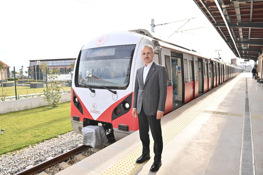 Bakan Uraloğlu: “OTOYOLLARDAN 21 MİLYON 67 BİN 377 ARAÇ GEÇTİ”
