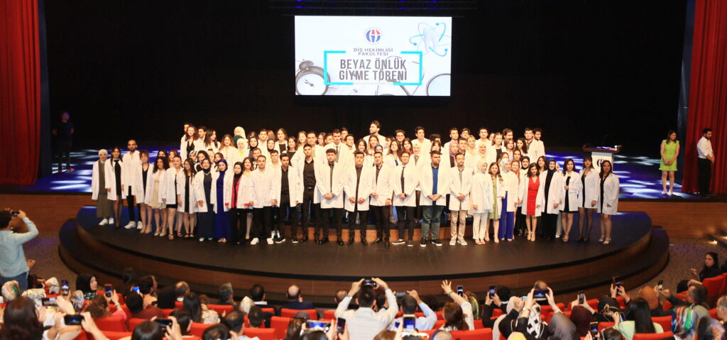 GAÜN DİŞ HEKİMLİĞİ FAKÜLTESİ ÖĞRENCİLERİNİN BEYAZ ÖNLÜK GURURU