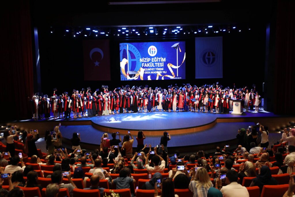 GAÜN NİZİP EĞİTİM FAKÜLTESİ ÖĞRENCİLERİNİN DİPLOMA SEVİNCİ