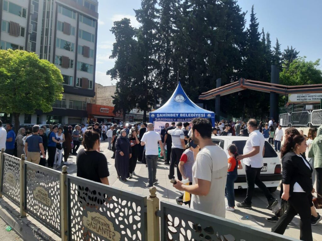 ŞAHİNBEY BELEDİYESİ ÖĞRENCİLERİN VE VELİLERİN SINAV HEYECANINI PAYLAŞTI