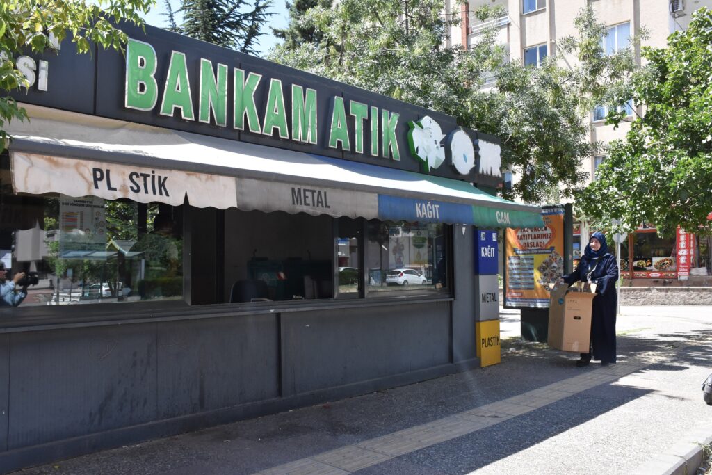 ŞAHİNBEY BELEDİYESİ BANKAM ATIK’TAN ALDIĞI HEDİYELER İLE ÇOCUKLARI SEVİNDİRİYOR