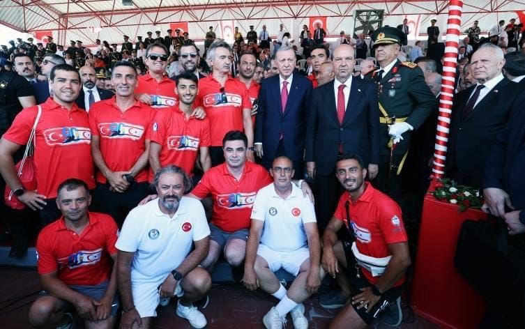 Eski Bakan Tüzmen 7 sporcuyla beraber Anamur’dan KKTC’ye yüzdü