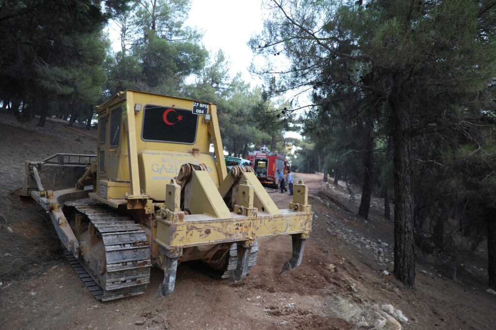 GAZİANTEP BÜYÜKŞEHİR BELEDİYESİ İTFAİYE VE KURUMLARIN İŞBİRLİĞİYLE DÜLÜKBABA ORMAN YANGINI SÖNDÜRÜLDÜ