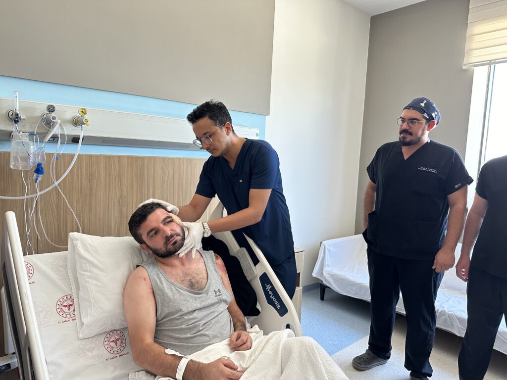 ÇOCUKLARINI KURTARMAK İSTERKEN ARABANIN ALTINDA KALAN BABANIN YÜZÜNE GAZİANTEP ŞEHİR HASTANESİ’NDE DOKU NAKLİ YAPILDI