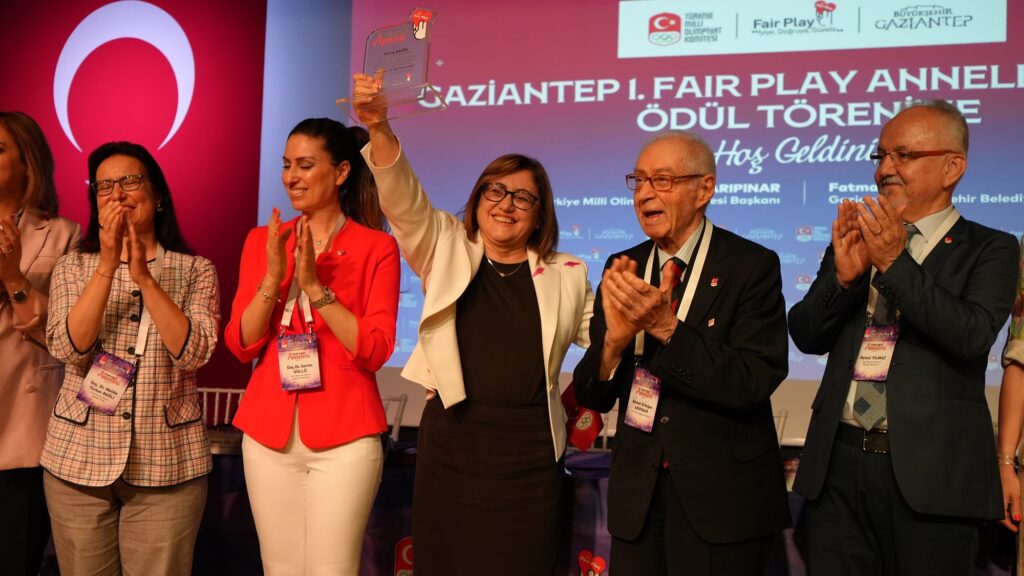 TÜRKİYE MİLLİ OLİMPİYAT KOMİTESİ, FATMA ŞAHİN’İ TÜRKİYE’NİN İLK “FAIR PLAY ANNESİ” SEÇTİ