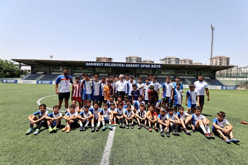 BAŞKAN TAHMAZOĞLU “GENÇLERİMİZ EN AZ BİR BRANŞTA SPOR YAPMALI”