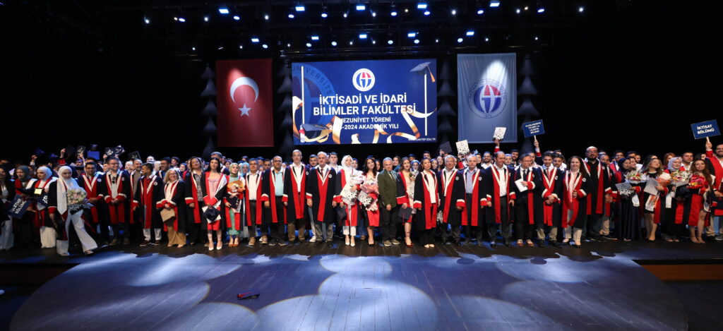 REKTÖR PROF. DR. ÖZAYDIN: “KARAMSAR OLMAYIN, TÜRKİYE’NİN VE SİZİN ÖNÜNÜZ AÇIK”