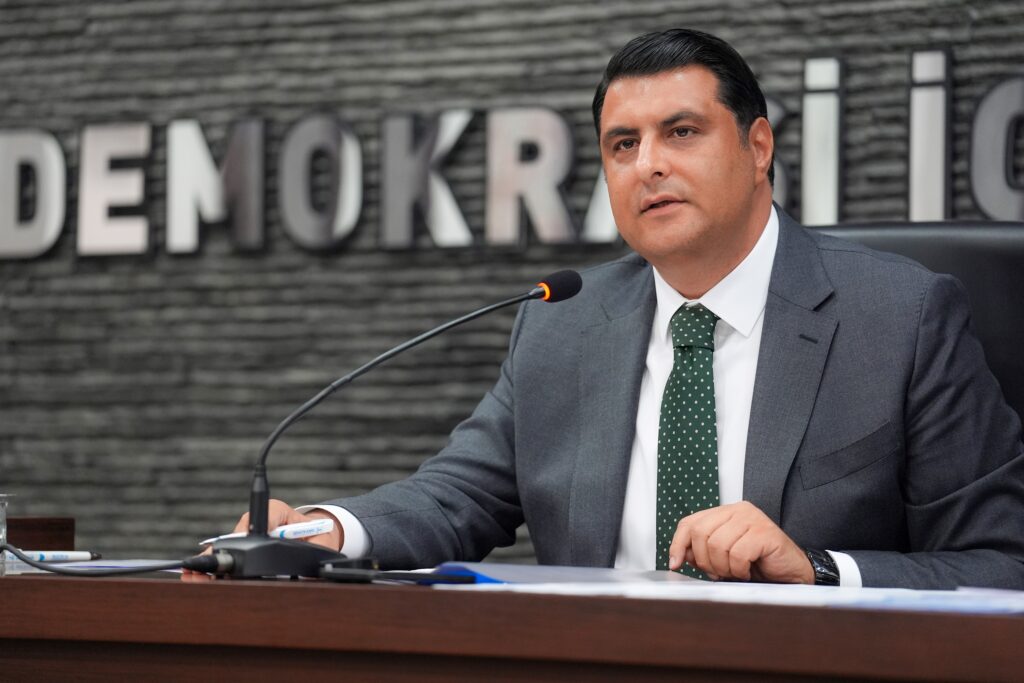 BAŞKAN YILMAZ, PROVOKASYON GİRİŞİMİNE GÜL İLE YANIT VERDİ