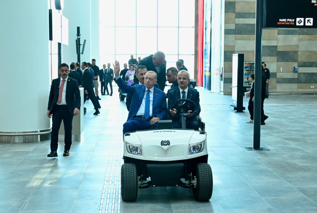 ULAŞTIRMA VE ALTYAPI BAKANI ABDULKADİR URALOĞLU: “ÇUKUROVA ULUSLARARASI HAVALİMANI’NDA 24 SAATTE 74 UÇAK TRAFİĞİ GERÇEKLEŞTİ, 11 BİN 108 YOLCUYA HİZMET VERİLDİ”