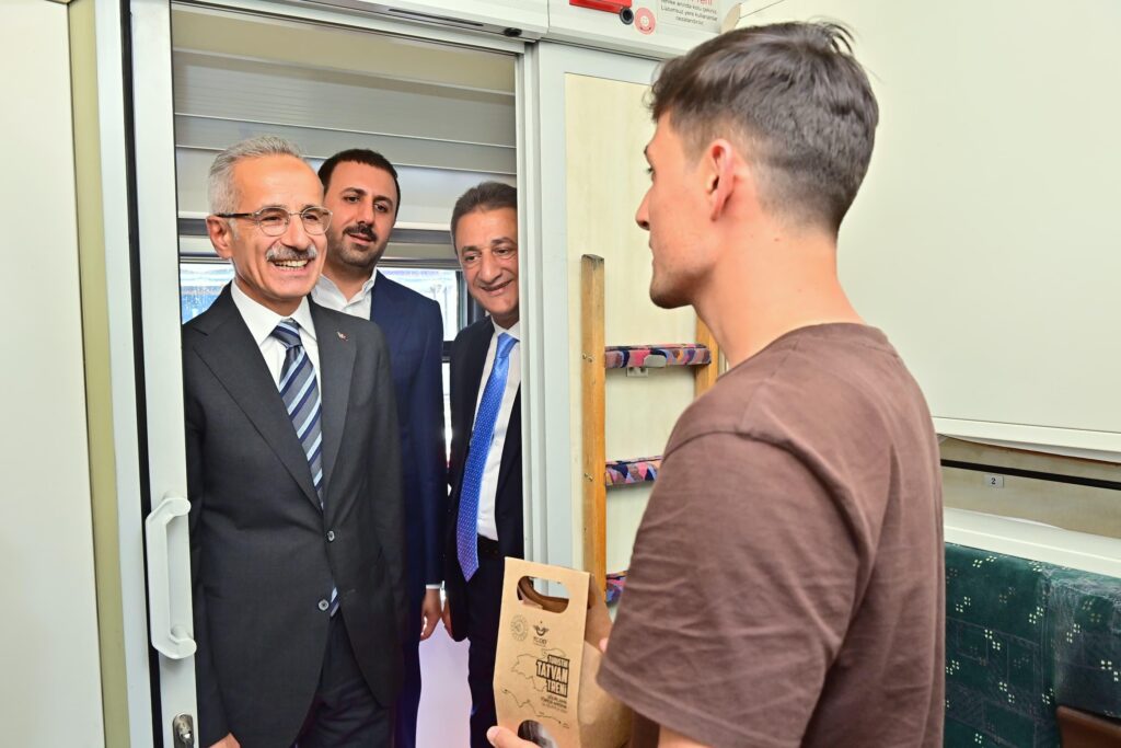 BAKAN URALOĞLU: “GENÇLERİN TERCİHİ TREN”
