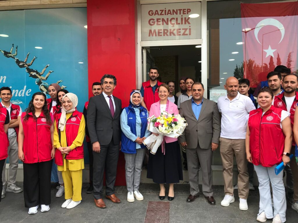 MİLLETVEKİLİ BAKBAK, GENÇLERLE YUVALAMA YAPTI
