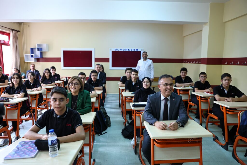 BAŞKAN ŞAHİN’DEN OKULUN İLK GÜNÜ ÖĞRETMEN VE ÖĞRENCİLERE İNDİRİM MÜJDESİ