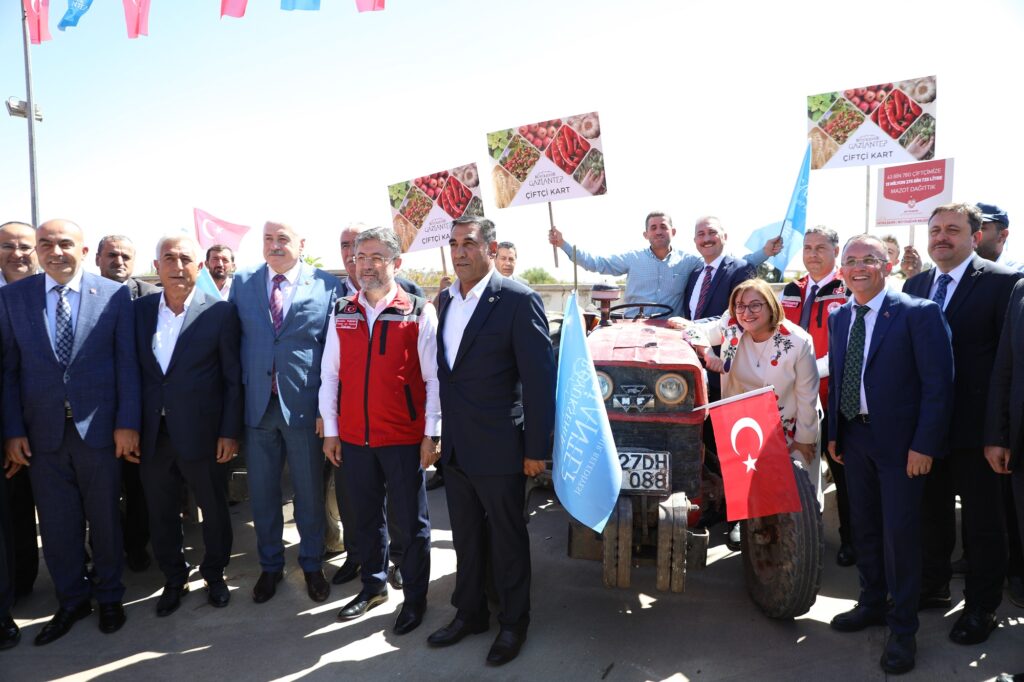 BAKAN YUMAKLI’DAN FATMA ŞAHİN’E ATOM KARINCA BENZETMESİ!