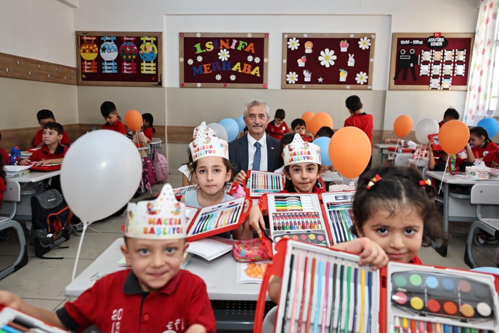 ŞAHİNBEY BELEDİYESİ’DEN ÖĞRENCİLERE BOYAMA VE EĞİTİM SETİ