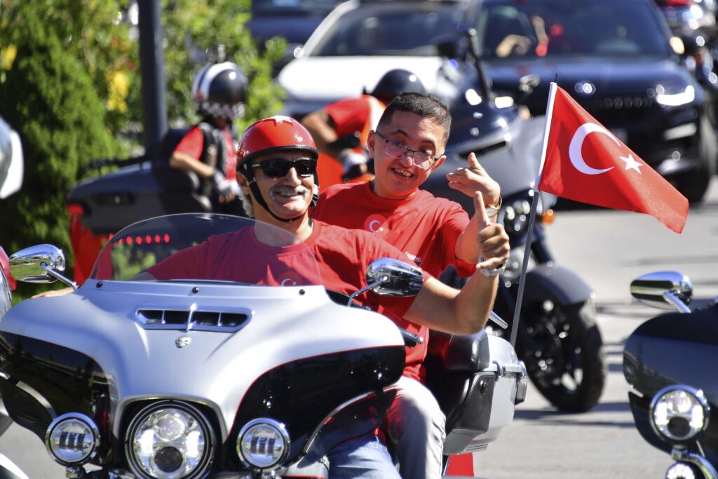 350 MOTOSİKLET TUTKUNU GAZİLER İÇİN TURLADI