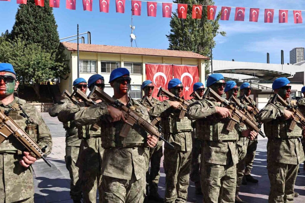 Cumhuriyet Bayramı kutlamalarında komandoların gösterisi nefes kesti