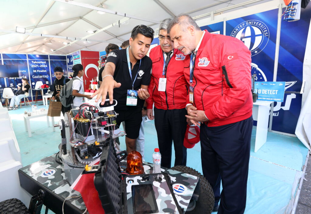GAZİANTEP MİLLETVEKİLLERİ TEKNOFEST’TE GAÜN STANTINI ZİYARET ETTİ