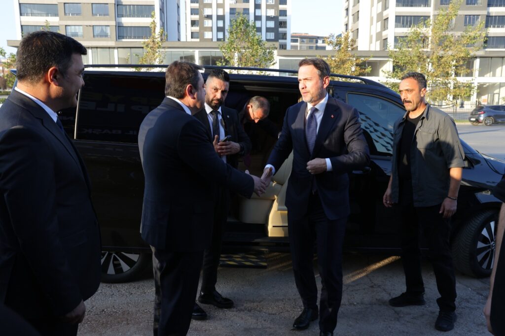 ENERJİ VE TABİİ KAYNAKLAR BAKANI BAYRAKTAR AK PARTİ GAZİANTEP TEŞKİLATI İLE BULUŞTU
