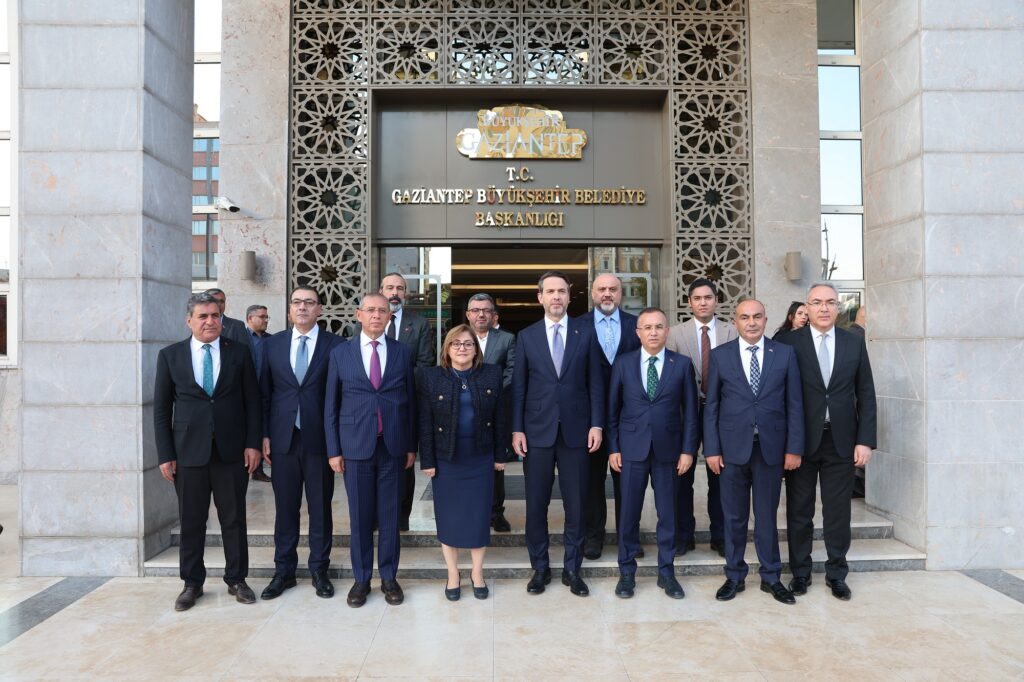 BAŞKAN ŞAHİN, BAKAN BAYRAKTAR’A GAZİANTEP BÜYÜKŞEHİR’İN ÇEVRECİ ÇALIŞMALARINI ANLATTI