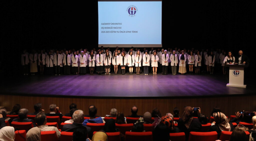 GAÜN DİŞ HEKİMLİĞİ FAKÜLTESİ ÖĞRENCİLERİ BEYAZ ÖNLÜKLERİNİ GİYDİ