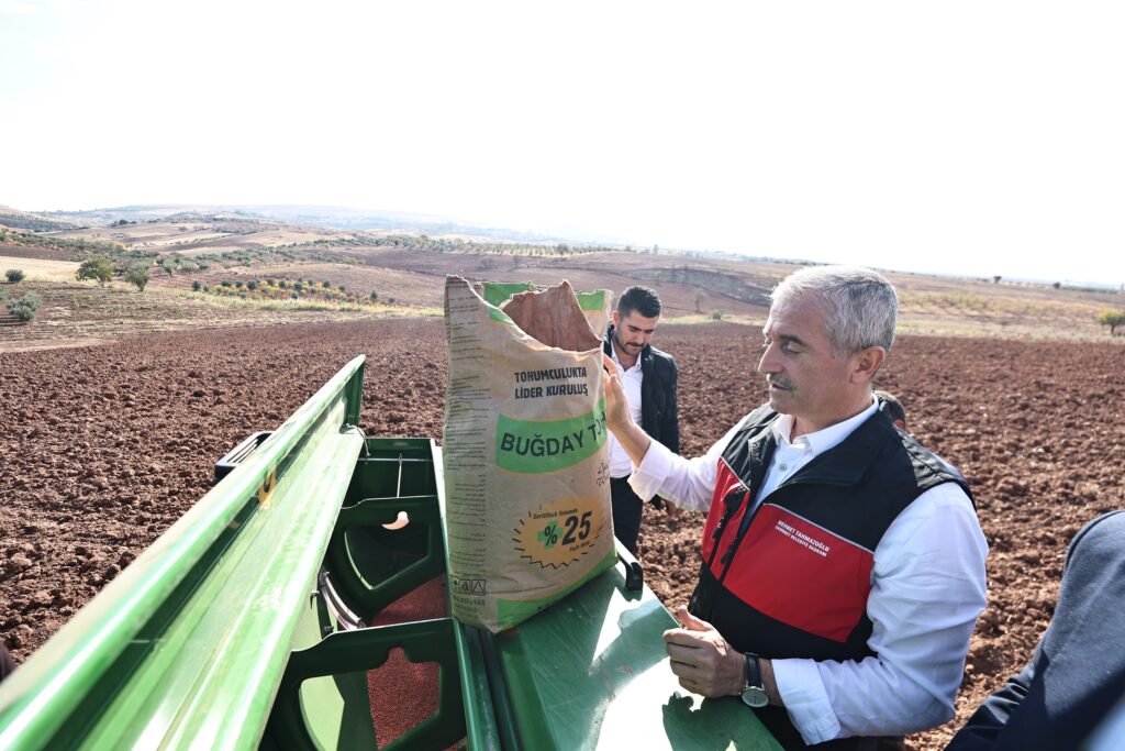 BAŞKAN TAHMAZOĞLU DAĞITTIĞI TOHUMLARI ÇİFTÇİLERLE EKTİ