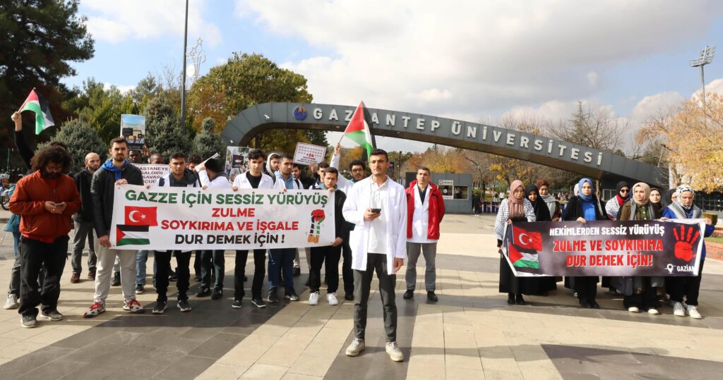 GAÜN ÖĞRENCİLERİNDEN SESSİZ YÜRÜYÜŞLE FİLİSTİN’E DESTEK