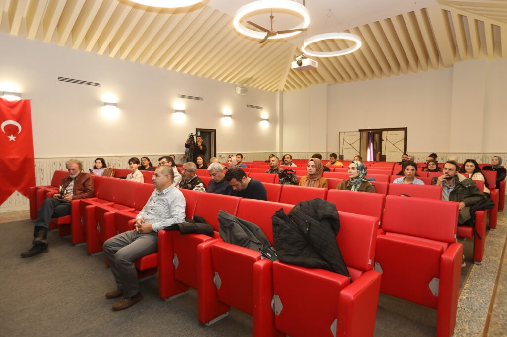 MAHMİL FİKRİYAT AKADEMİSİ”NİN “AŞIRI DÜŞÜNMEK: FELSEFE VE CANAVARLAR” KONULU KONFERANSI DÜZENLENDİ