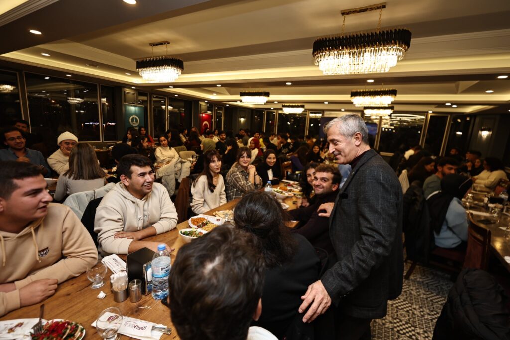 BAŞKAN TAHMAZOĞLU KAYSERİ, NİĞDE, VE NEVŞEHİR’DE ŞAHİNBEYLİ ÜNİVERSİTE ÖĞRENCİLERİ İLE BİRARAYA GELDİ