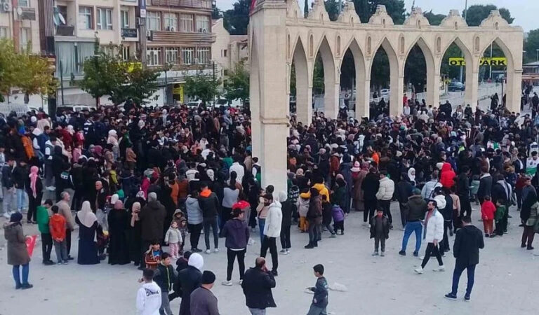 Gaziantep’teki Suriyeliler, Esad rejiminin çöküşünü kutladı